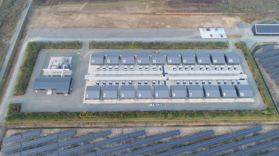 솔라시도 태양광 발전단지에 생산된 전기는 에너지저장장치(ESS)에 저장된 뒤 오후 5시 이후 한국전력에 보내진다. 이곳 ESS 단지는 화재 예방을 위해 총 20개 동을 모두 별개의 건물로 나눠 건설했다.