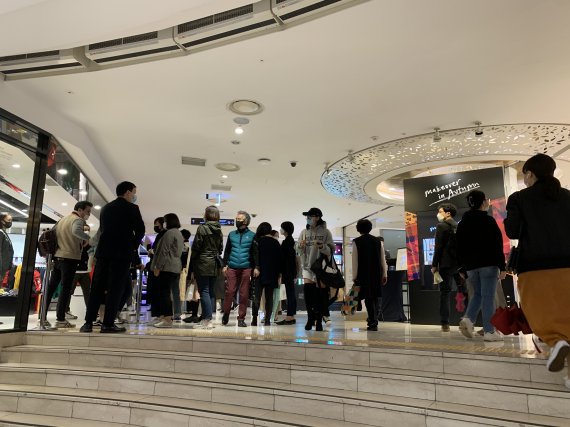 1일 오후 2시 서울 을지로입구에 위차한 롯데백화점 본점 지하 1층에서 많은 소비자들이 쇼핑을 즐기고 있다.