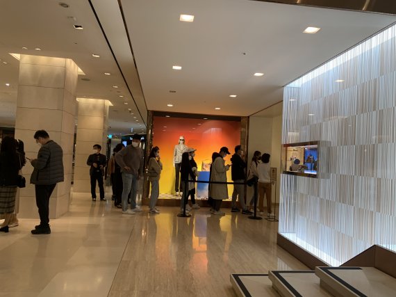 1일 서울 명동에 위치한 신세계백화점 본점의 한 명품관에서 소비자들이 입장을 하기 위해 줄을 서서 기다리고 있다.