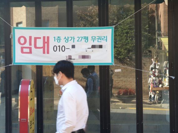 1일 서울 삼청동 거리의 한 매장이 임대 문의를 안내하는 플래카드를 붙여 놓았다. 이 일대는 평일에도 외국인 관광객으로 북적였지만 코로나19로 하늘길이 막히면서 외국인 관광객이 급감했다. 사진=조윤진 인턴기자