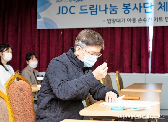 JDC “건강한 입양 기원하며 가제 손수건 제작” [fn포토]