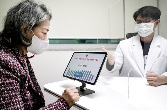 서울대학교 의과대학 의료진이 2일 인공지능(AI) 치매 선별 프로그램을 활용해 환자의 치매 여부를 알아보고 있다.