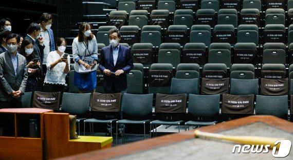 이낙연 더불어민주당 대표가 20일 오후 서울 종로구 세종문화회관을 찾아 코로나19 위기를 맞은 공연예술 현장 관계자들과 간담회를 마친 뒤 뮤지컬 '머더발라드' 공연장인 S씨어터 내부를 둘러보고 있다. 2020.9.20/뉴스1 © News1 안은나 기자