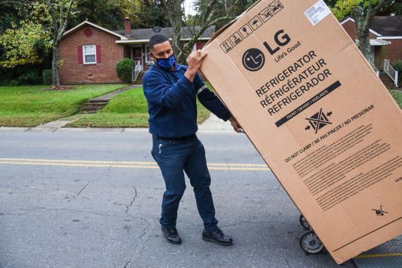 로우스 직원이 LG전자의 에너지스타 인증을 받은 냉장고를 배송하고 있다. LG전자 제공