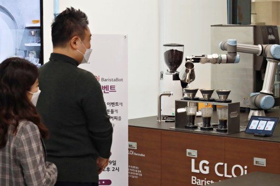 "로봇이 핸드드립" LG 클로이 바리스타봇, 임직원에 커피 이벤트