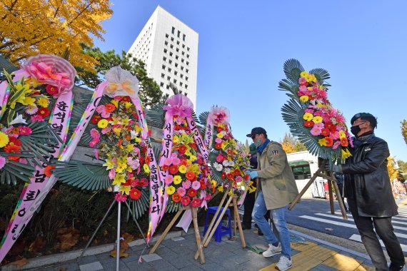 윤석열 화환 불지른 70대男 "나는 검찰 피해자"(종합2보)