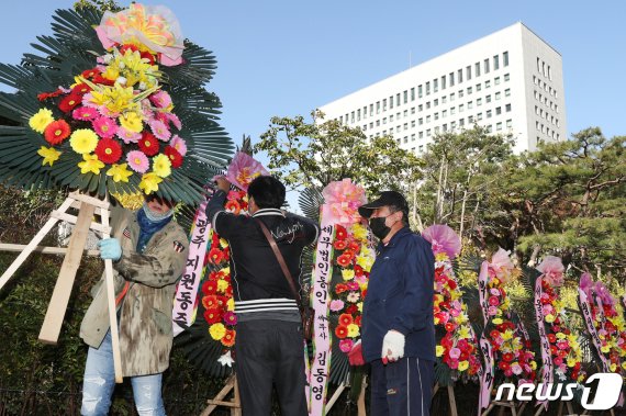 자유연대 등 보수단체 회원들이 2일 오전 서울 서초구 대검찰청 앞에 설치한 '윤석열 검찰총장 응원 화환'을 자진 철거하고 있다. 서초구는 지난 10월 26일 화환을 자진 철거하지 않으면 강제 철거하겠다는 행정대집행 계고서를 자유연대 등에 보낸바 있다. 사진=뉴스1