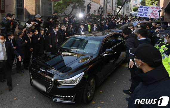 이명박 전 대통령이 2일 오후 서울 강남구 논현동 자택에서 차량을 타고 있다. 2020.11.2/뉴스1 © News1 안은나 기자