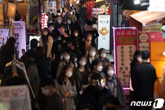 핼러윈데이(Halloweenday)인 31일 오후 서울 마포구 홍대거리가 북적이고 있다. 2020.10.31/뉴스1 © News1 황기선 기자