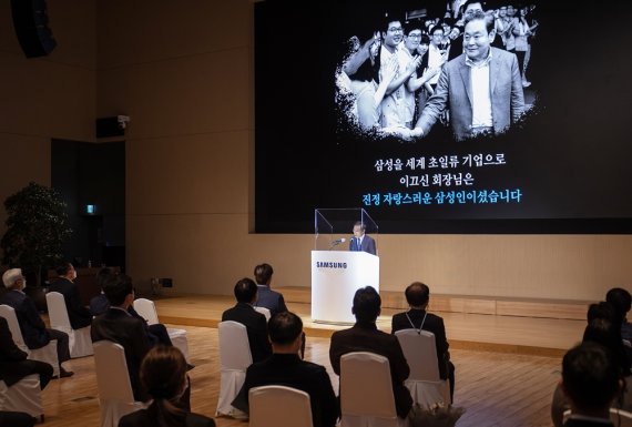 2일 경기 수원 삼성 디지털시티에서 열린 창립 51주년 기념식에서 김기남 삼성전자 대표이사 부회장이 기념사를 하고 있다. 삼성전자 제공