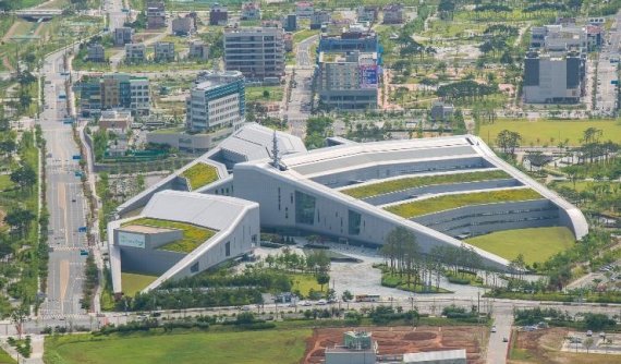 충남 홍성·예산 내포신도시에 자리한 충남도청사 전경
