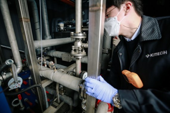 한국생산기술연구원 송호준 박사가 ㈜이케이 이천현장에 설치된 막접촉기 기반 가스 분리기를 살펴보고 있다. 생산기술연구원 제공