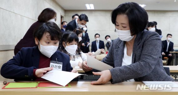 [서울=뉴시스]추상철 기자 =김정숙 여사가 3일 오전 서울 종로구 국립서울맹학교에서 열린 94주년 점자의 날 기념 2020학년도 점자대회 '손끝으로 보는 세상'에 참석해 점자찍기 게임 체험을 하고 있다. 2020.11.03. scchoo@newsis.com <저작권자ⓒ 공감언론 뉴시스통신사. 무단전재-재배포 금지.> /사진=뉴시스화상