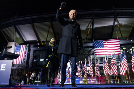 조 바이든 민주당 대선 후보가 2일(현지시간) 미국 펜실베니아주 피츠버그 하인즈필드에서 선거 유세를 하고 있다. AP뉴시스