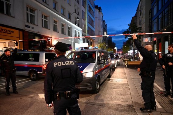 Police officers block a street after exchanges of gunfire in Vienna, Austria November 3, 2020. REUTERS/Radovan Stoklasa /REUTERS/뉴스1 /사진=뉴스1 외신화상