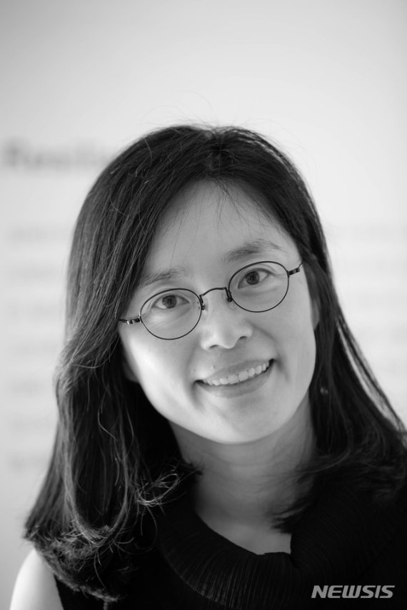 [서울=뉴시스]◇ 김경민(48) 작가 = 성신여자대 조소과 및 대학원 졸업, 홍익대 미술대학 박사수료 ▶국내외 개인전 24회 ▶수상: 2015 한국예술평론가협의회 심사위원 선정 특별예술가상, 2013 홍콩 국제 자전거경류장 국제 공모 1등 수상, 2012 태화강국제설치미술제 시민이 뽑은 최고의 작품상, 포항스틸아트페스티벌 시민인기상, 1996 제7회 MBC 한국구상조각대전 대상 등 ▶작품소장: 국립현대미술관, 여수해양엑스포 국제관, 싱가폴 시외버스터미널 베독몰, 중국 청두 IFS international finance square,