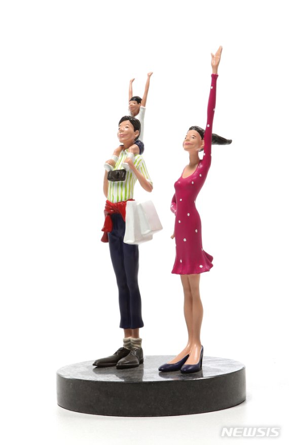 [서울=뉴시스]2020마니프_김경민, Hi II, 20x20x41㎝(Ed.100), Acrylic on bronze, 2015. 200만원.(사진=MANIF 제공)2020.11.02 photo@newsis.com