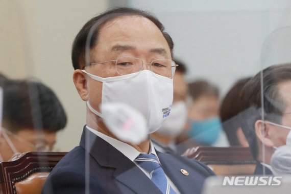 [서울=뉴시스]김선웅 기자 = 홍남기 부총리 겸 기획재정부 장관이 3일 오후 서울 여의도 국회에서 열린 기획재정위원회 전체회의에 자리하고 있다. (공동취재사진) 2020.11.03. photo@newsis.com /사진=뉴시스