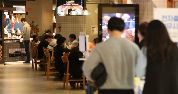 서울의 한 뷔페 식당을 찾은 시민들이 3일 점심 식사를 하고 있다. 뉴시스