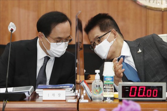 박지원 국정원장(오른쪽)이 3일 국정원 청사에서 열린 국회 정보위원회 국정감사에서 김상균 1차장과 대화하고 있다. 뉴시스