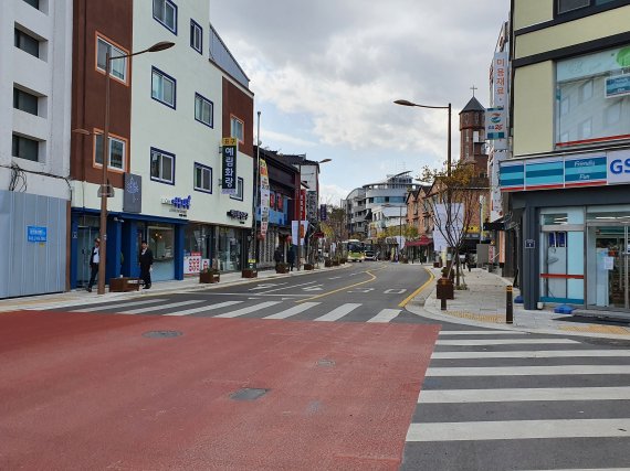 전주시는 총사업비 40억 원을 들여 전라감영부터 완산교 교차로까지 500m 구간의 도로를 정비하고, 경관을 개선하는 ‘전라감영로 특성화사업’을 마무리했다.