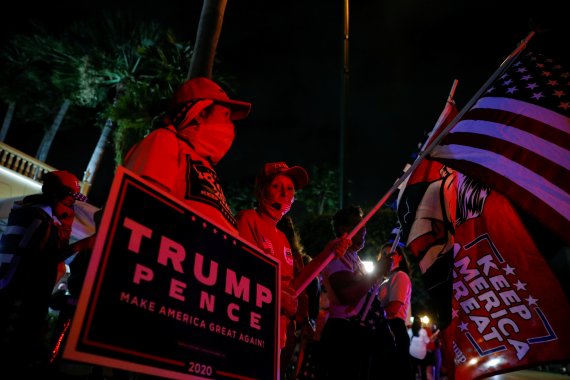 도널드 트럼프 미국 대통령 지지자들이 3일(현지시간) 플로리다주 마이애미의 쿠바 이민자가 많은 리틀 아바나에서 성조기와 구호를 들고 거리에서 유세를 하고 있다.로이터뉴스1
