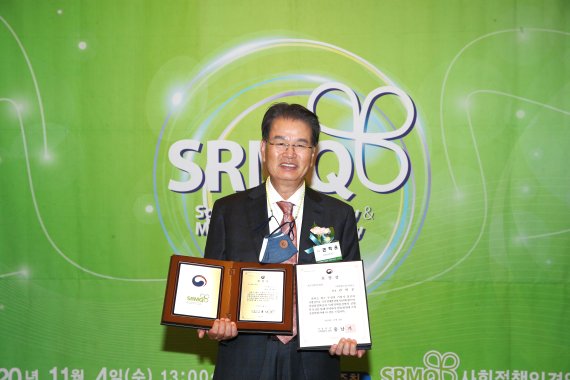 아이에스동서 권혁운 회장이 최고경영자 대상을 수상한 뒤 포즈를 취하고 있다. 아이에스동서 제공