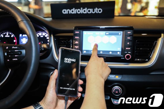 '안드로이드 오토'는 스마트 드라이빙 경험을 제공하는 구글의 차세대 차량 AI 플랫폼으로 구글 어시스턴트의 자연어 음성지원으로 내비게이션, 미디어, 등을 안전하게 이용할 수 있는 서비스를 제공한다.2018.7.12/뉴스1 © News1 성동훈 기자