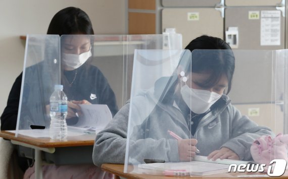 '코로나 점심' 먹으라고?.. 수능일 점심시간 방역대책 전무