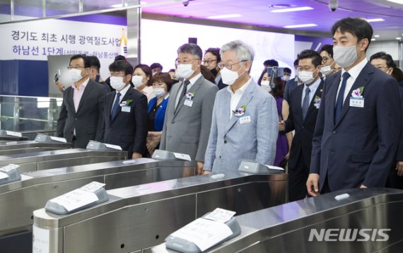 [하남=뉴시스] 김종택기자 = 이재명 경기도지사가 7일 오전 경기 하남시 지하철 5호선 미사역에서 열린 하남선 1단계 구간 개통식에 참석하고 있다. 2020.08.07. (사진=경기도청 제공)semail3778@naver.com