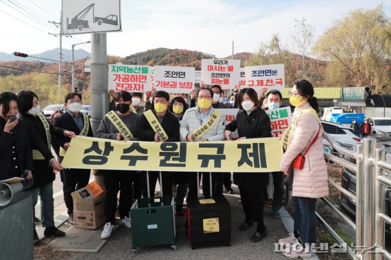 조광한 남양주시장 5일 조안면 주민과 함께 양수대교 횡단. 사진제공=남양주시