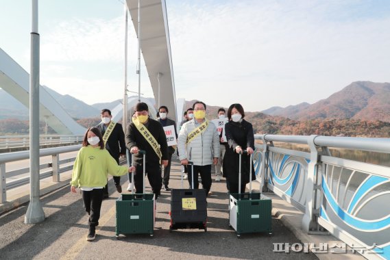 조광한 남양주시장 5일 조안면 주민과 함께 양수대교 횡단. 사진제공=남양주시