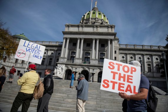 도널드 트럼프 미국 대통령 지지자들이 5일(현지시간) 미국 펜실베니아주에서 "표 훔치는 것을 중단하라"는 팻말을 들고 서있다. /사진=로이터뉴스1