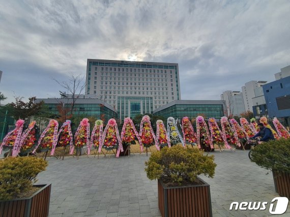 서울 송파구 동부지검 앞에 설치된 화환. 2020.11.06/뉴스1 © News1
