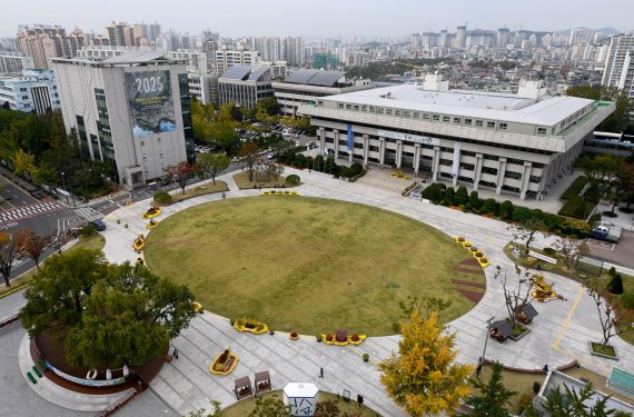 인천시청에 2025년 수도권매립지 사용이 종료된다는 플래카드가 붙어 있다.