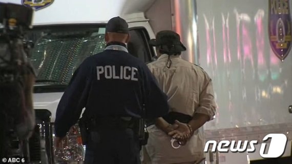 펜실베이니아주 필라델피아 컨벤션 센터 공격을 모의한 남성이 경찰에 체포되고 있다. (미국 ABC뉴스) © 뉴스1