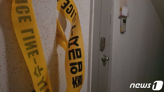 지난 6일 전북 익산의 한 아파트에서 일가족 4명 중 3명이 숨진 채 발견돼 경찰이 수사에 나섰다. 숨진 일가족이 발견된 아파트 현관문에 폴리스 라인이 설치돼 있다. /사진=뉴스1