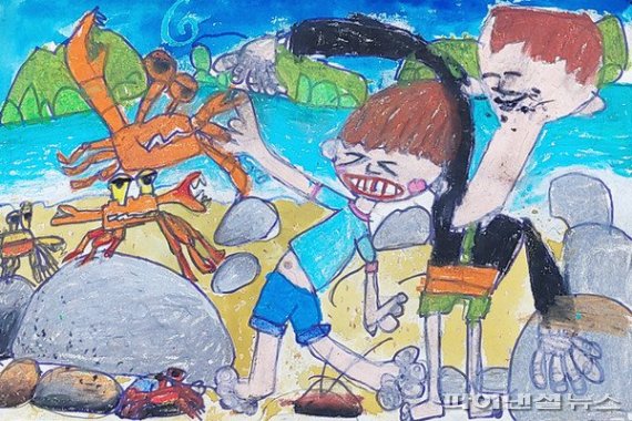 초등 저학년부 금상작 제주 삼양초등학교 김우진 학생의 '서귀포 앞바다 꽃게를 잡아요'.