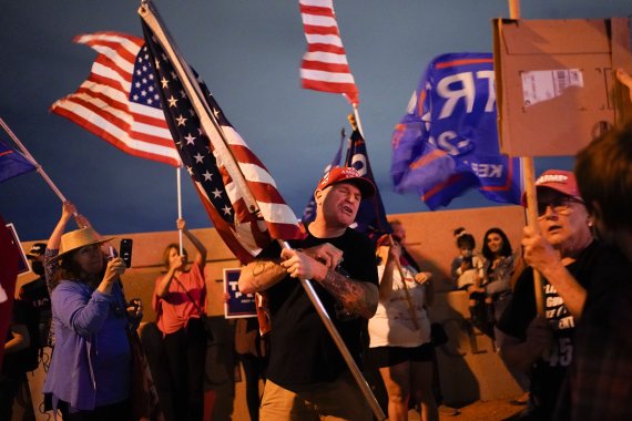 도널드 트럼프 대통령 지지자들이 6일(현지시간) 네바다주 라스베이거스에서 시위를 하고 있다. AP뉴시스