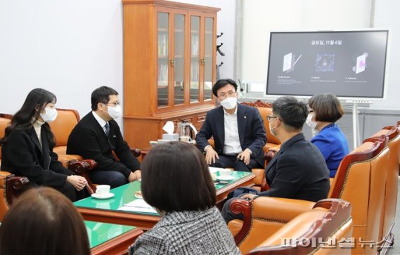 6일 오전 10시40분께 국회 본청 보건복지위원장 회의실에서 의료사고 유가족과 김민석 위원장이 만나 21대 국회에 발의된 의료법 개정안에 대한 논의를 가졌다. 환자단체연합회 제공.