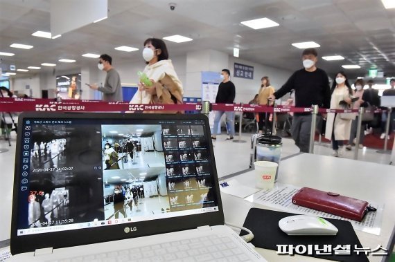 제주국제공항 국내선 도착장에서 진행되고 있는 발열검사.