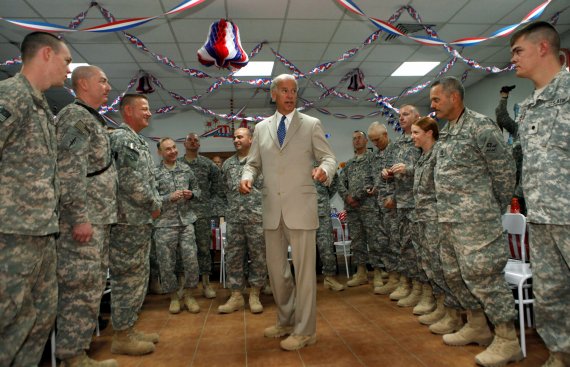 조 바이든 미국 대통령이 부통령 시절이던 지난 2009년 7월4일(현지시간) 이라크 바그다드 인근 미군 기지인 캠프 빅토리를 방문해 미군 장병들과 대화하고있다.로이터뉴스1