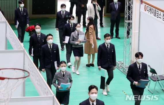 [서울=뉴시스] 이영환 기자 = 지난달 27일 오후 서울 성동구 덕수고등학교 강당에서 열린 덕수고등학교 동문기업 취업박람회에서 학생들이 현장 면접을 위해 이동하고 있다. 2020.10.27. 20hwan@newsis.com /사진=뉴시스