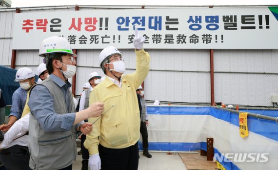 이재갑 고용노동부 장관이 지난 8월 서울 중구에 위치한 재개발 신축공사현장을 방문해 둘러보고 있다. /사진=뉴시스