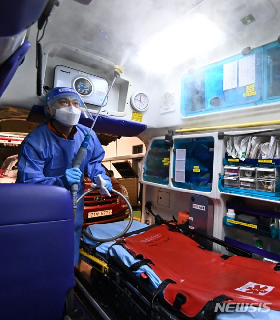 [수원=뉴시스] 김종택기자 = 소방의 날을 이틀 앞둔 7일 오후 경기 수원시 권선구 수원남부소방서 119구급대원이 신종 코로나바이러스 감염증(코로나19) 의심환자를 이송한 뒤 구급차량을 소독하고 있다. 2020.11.07.jtk@newsis.com
