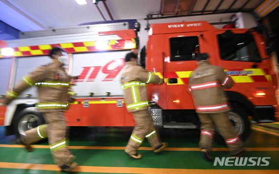 [수원=뉴시스] 김종택기자 = 소방의 날을 이틀 앞둔 7일 오후 경기 수원시 권선구 수원남부소방서 소방관들이 화재현장으로 긴급 출동하고 있다. 2020.11.07.jtk@newsis.com