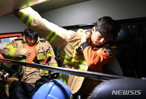 [수원=뉴시스] 김종택기자 = 소방의 날을 이틀 앞둔 7일 오후 경기 수원남부소방서 소방관들이 현장으로 출동하며 방화복을 입고 있다. 2020.11.07.jtk@newsis.com