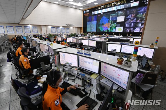 [수원=뉴시스] 김종택기자 = 소방의 날을 이틀 앞둔 7일 오후 경기 수원시 권선구 경기도 재난종합지휘센터 상황실에서 근무자들이 신고 접수를 받고 있다. 2020.11.07.jtk@newsis.com