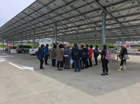 안산시민햇빛발전협동조합이 운영하는 안사시 와스타디움에 설치된 태양광 발전소 시민 참가 교육에 참석한 시민들이 설명을 듣고 있다.