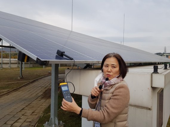 하용녀 안산시민햇빛발전협동조합 사무국장이 6일 태양광 모듈에서 전자파 측정을 하고 있다. 하 국장은 "태양광 패널에서 나오는 전자파는 거의 없거나 스마트폰과 비슷한 수준이라 인체에 전혀 영향이 없다"고 설명했다.